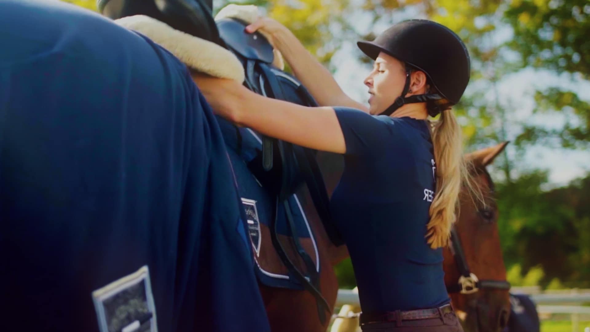 Imagefilm Produktion Stuttgart – Reitstall Sven Sieger Pferdeausbildung Imagefilm Produktion für den Zucht- und Ausbildungsstall Sven Sieger – Reiterin bereitet ein Sportpferd im Training vor.