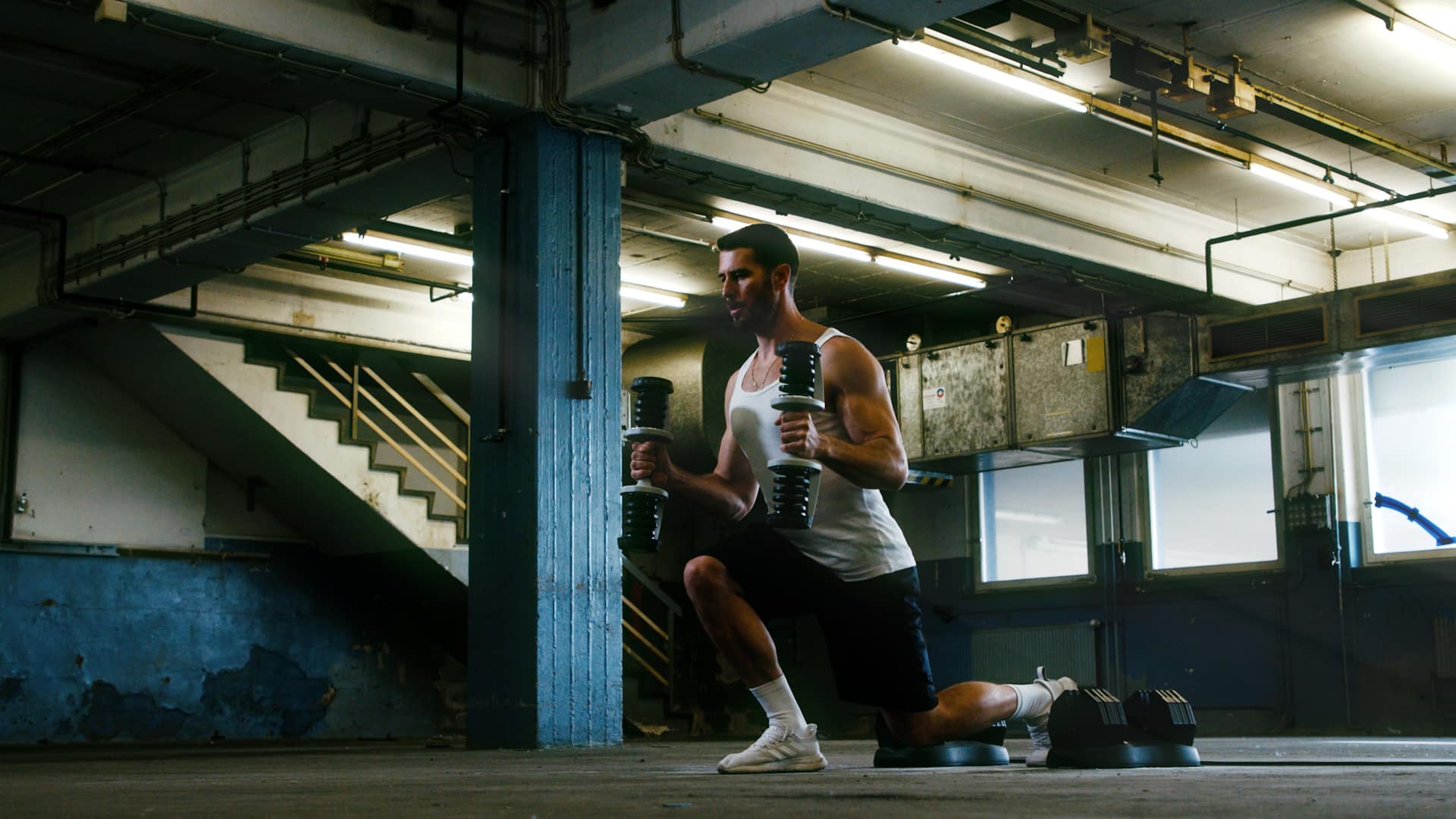 Werbefilm Produktion Stuttgart – Fitness Werbespot für Ativafit Werbefilm Produktion Stuttgart – Athlet trainiert mit Ativafit Hanteln im Fitness Werbespot von Catch Feelings Videoproduktion Stuttgart.